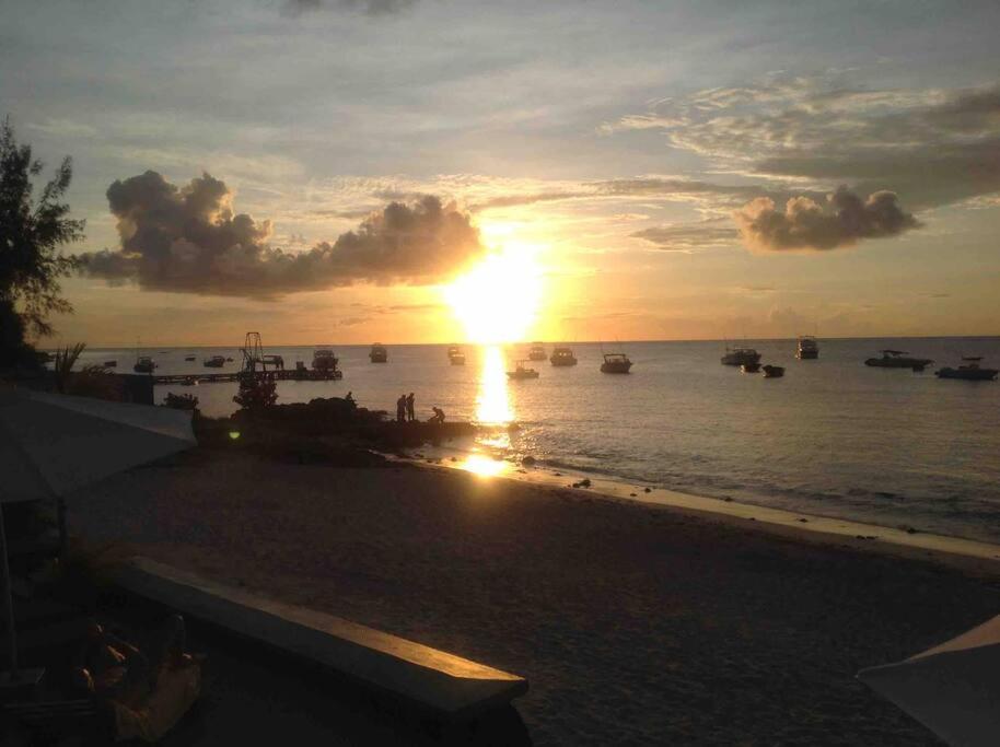 Beachfront Le Cerisier Trou Aux Biches, Mon Choisy Apartment Mont-Choisy Exterior photo